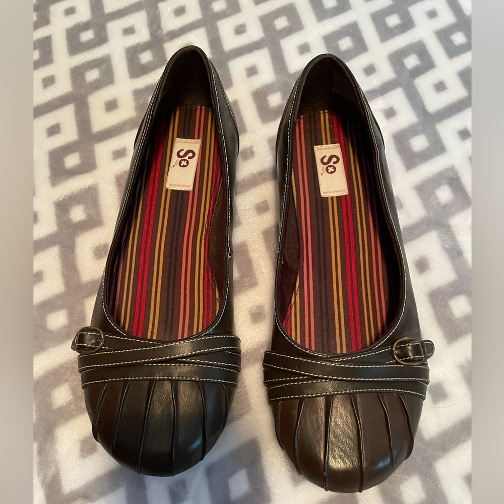 1009 SO size 9 super cute brown flats. Nice details on toe of shoe. EUC.